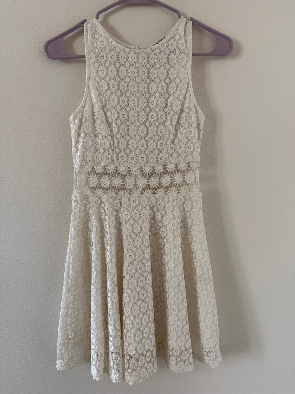 iris White Lace Dress - Sleeveless Elegant Silhouette